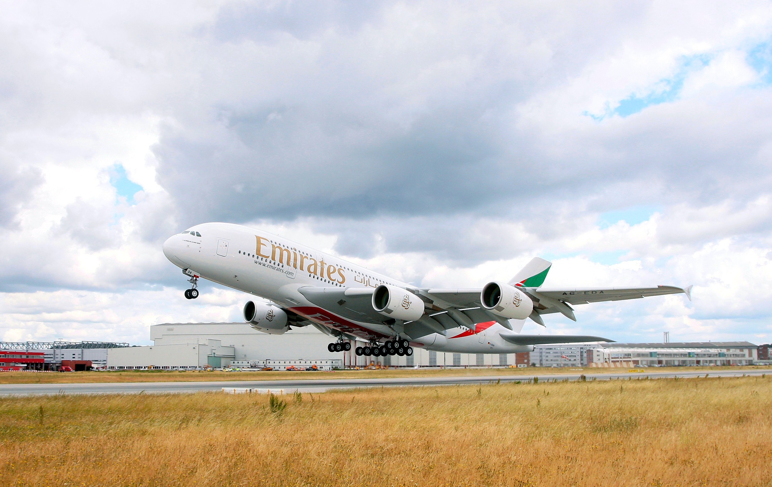 Самый большой самолет в мире будет летать из Москвы в Дубай с 1 октября, благодаря Emirates.