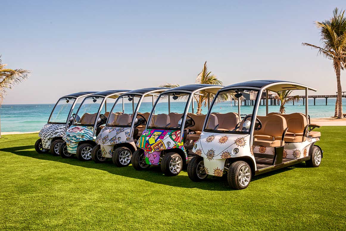 Отели Jumeirah в Дубае представили новые багги с росписью художников из ОАЭ 